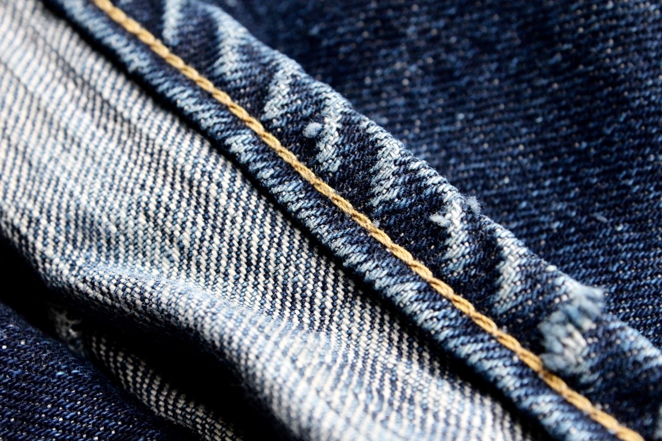 detail-jahitan-chainstitch-denim-jeans