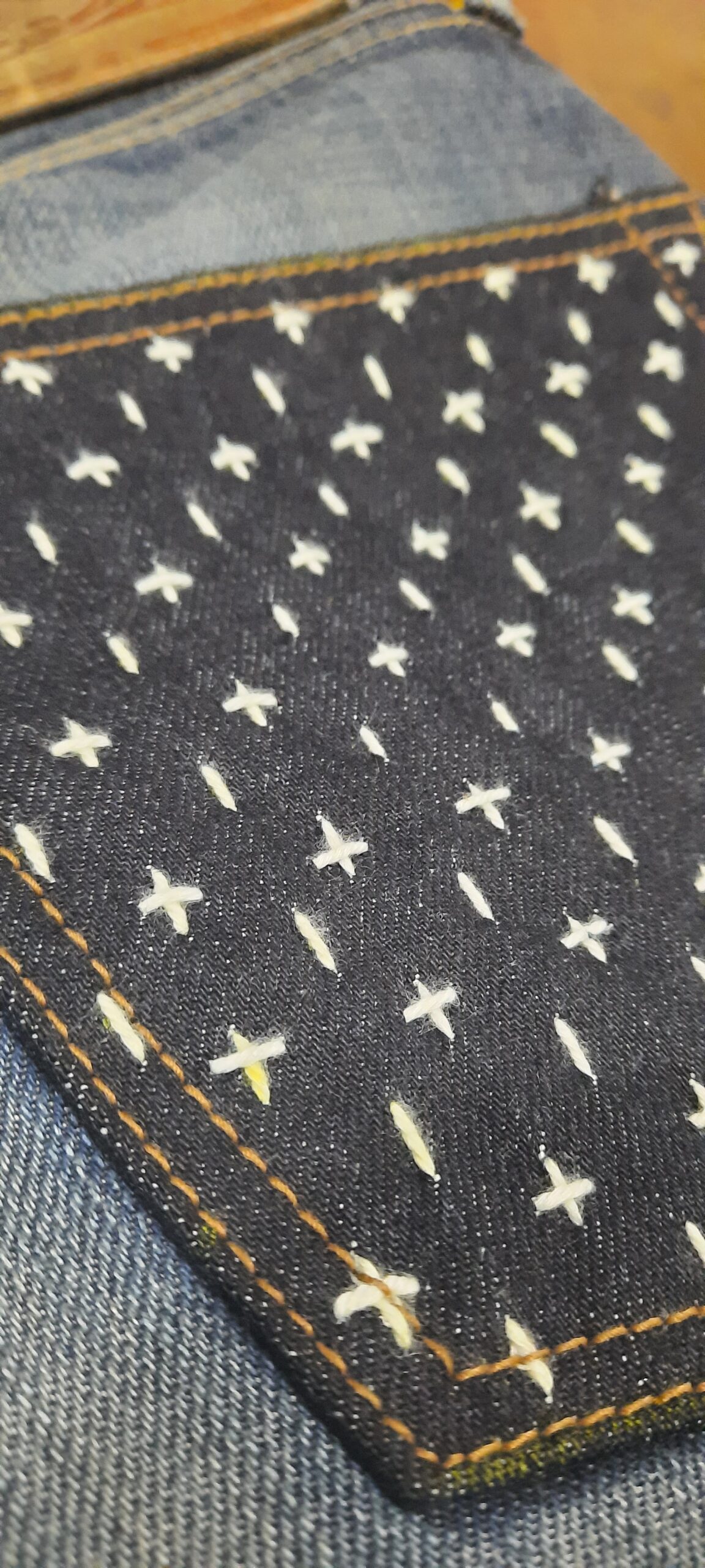 Tambal sashiko saku celana denim